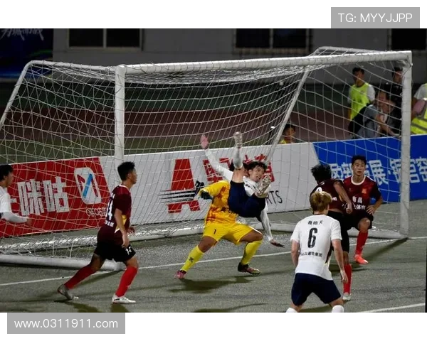 足球明星在球场的精彩自拍瞬间展现运动魅力与个人风采